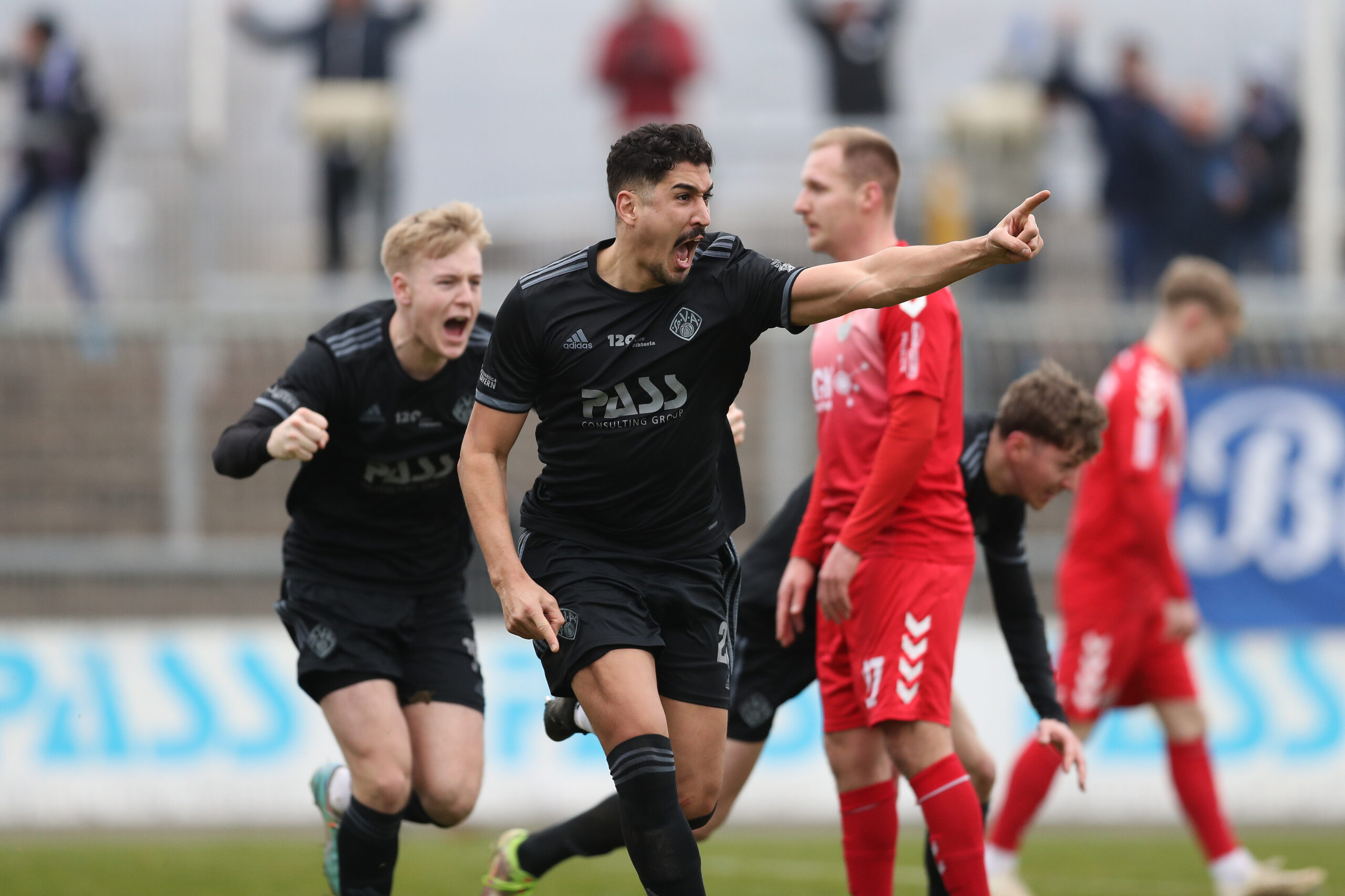 LastMinuteSieg in einem klassischen 00Spiel Viktoria Aschaffenburg